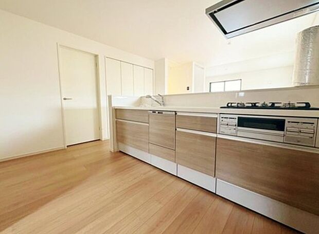 ホワイト×木目を基調にした清潔感のある対面キッチンです。