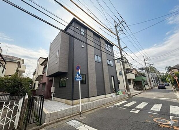 建物前面は道路と駐車スペースのため開放感があり、周辺は住宅地となっていて住みやすい良好な環境です。