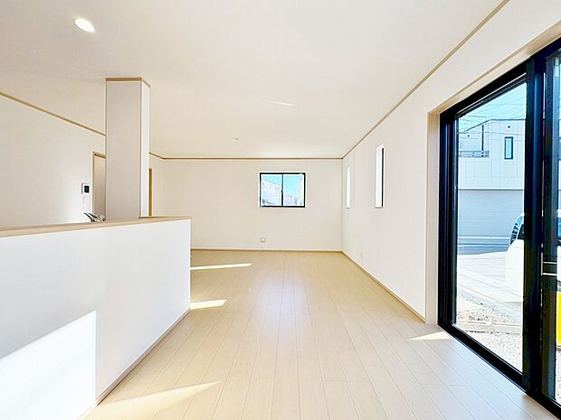 陽光あふれるダイニングは家に居ながらカフェで寛いでいるような気分に。