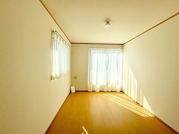 陽光が差し込む温かみのあるお部屋です。