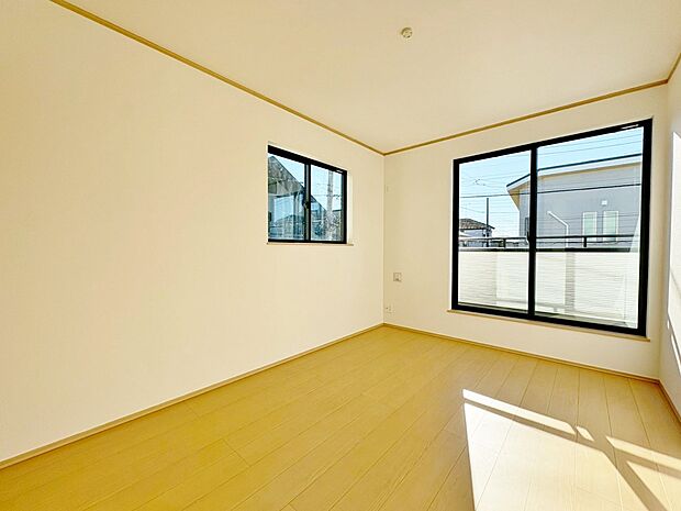 陽光が差し込む温かみのあるお部屋です。