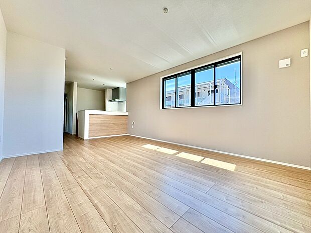 採光通風を確保した心地よいリビング空間を2階に設けました。