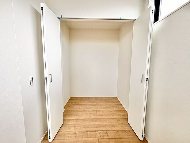 奥行きのあるクローゼットを採用しました。