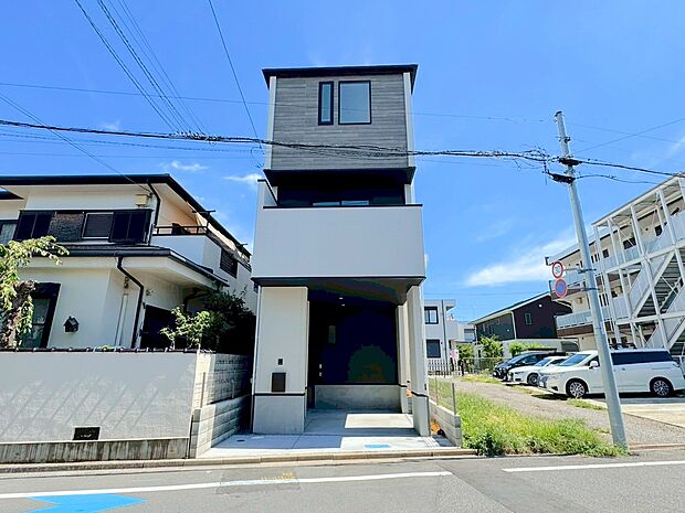 南浦和駅徒歩10分、浦和駅徒歩19分の立地。洗練されたデザインの外観が街並みに彩りを演出します。