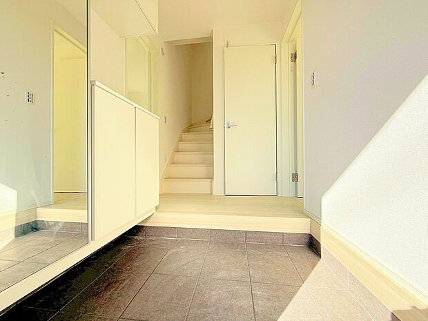 居室への期待感を高める玄関。