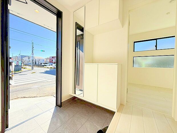 心地良さを与えてくれる家の顔ともなるスペースです。