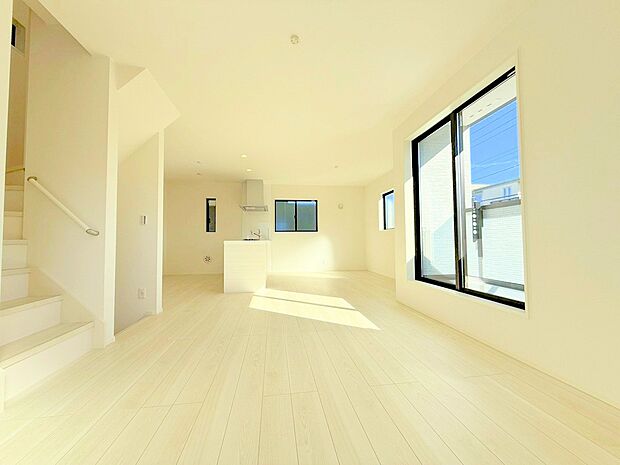 大きな窓から差し込む光が心地良い2階ＬＤＫ。