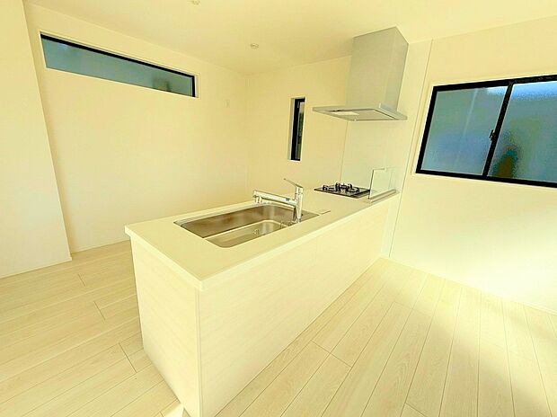 ダイニングとつながるキッチンからは家中が見渡せます。