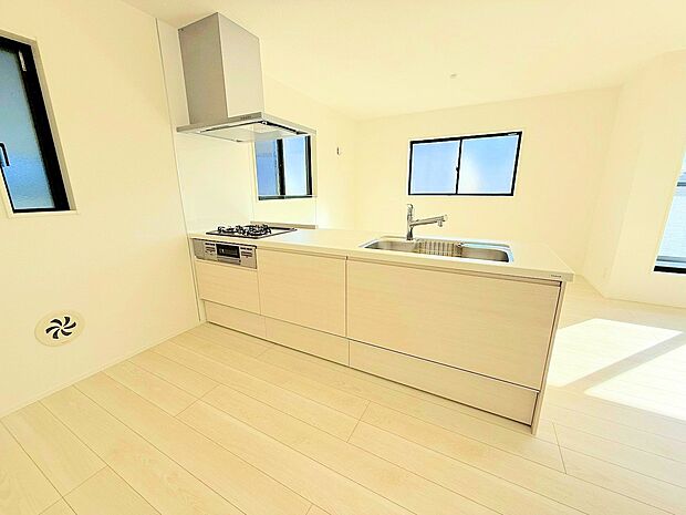 人気の対面式キッチンで一体感のあるＬＤＫ。