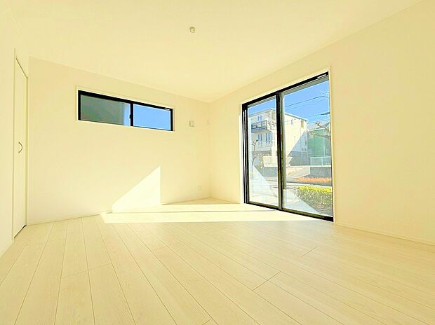 心地よい春の風が室内に静かに流れてきます。