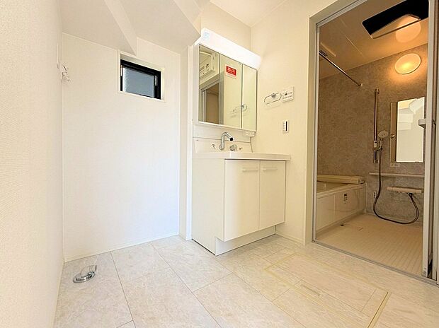 ホワイトを基調にまとめた脱衣所内は清潔感あふれる空間。