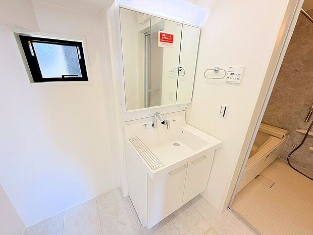 スッキリとしたシンプルなデザインの洗面台はお手入れもラクラク。