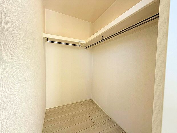 衣類の整理がしやすい収納力豊富なクローゼット。