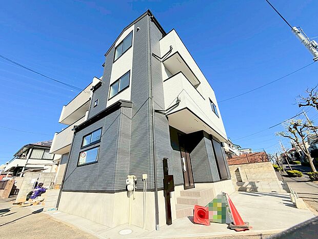 東南×南西に面した角地につき、採光に富んだ設計で明るい空間を演出しています。