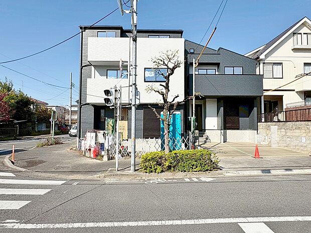 小中学校まで徒歩4分圏内ですので、お子様の通学も安心です。(令和7年11月 撮影)