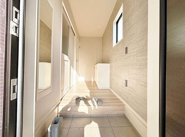 清潔感のある空間を保てるよう、収納スペースを広く設けて、玄関をスッキリ綺麗な空間にまとめます。