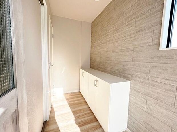 玄関のシューズクローク。棚の部分に飾りつけをしたり、ちょっとした小物を置いたり、多用途に活用できます。