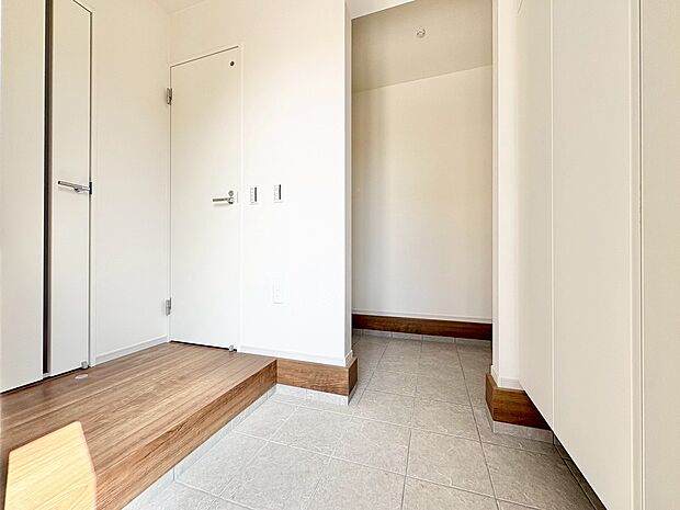 収納スペースを設け、清潔感のある玄関を保ちます。