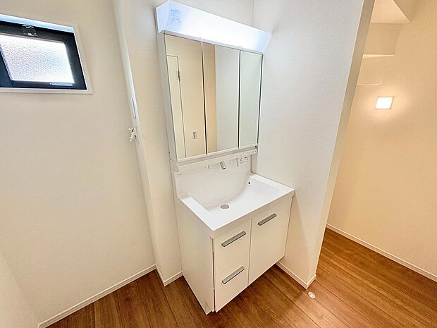 お手入れしやすい清潔感のある洗面台で気持ちよく身支度できます。