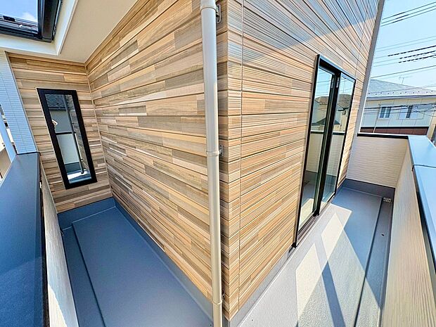 バルコニーに出た時、頬をなでる優しい風を感じます。