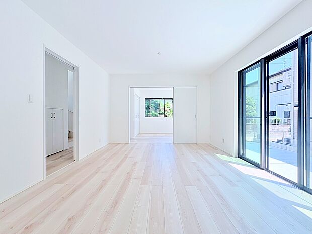 LDKと続き間の居室は扉を開放することで広さを感じられます。