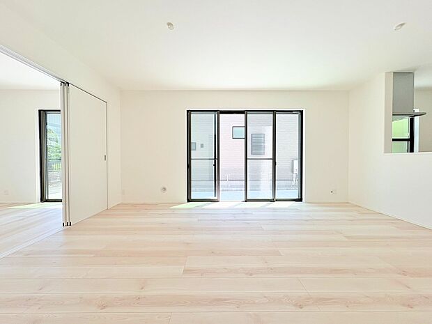 リビングダイニングの窓から全体を照らすため、キッチンにいても開放的。