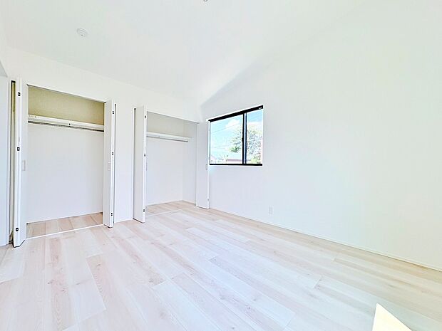 心地よい春の風が室内に静かに流れてきます。