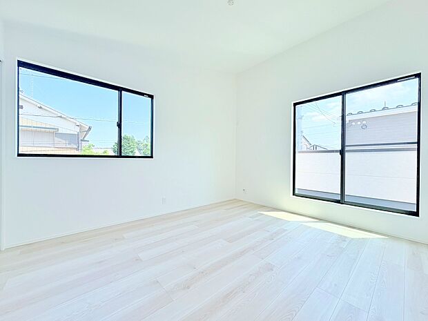 二面採光により陽光が差し込む温かみのあるお部屋。