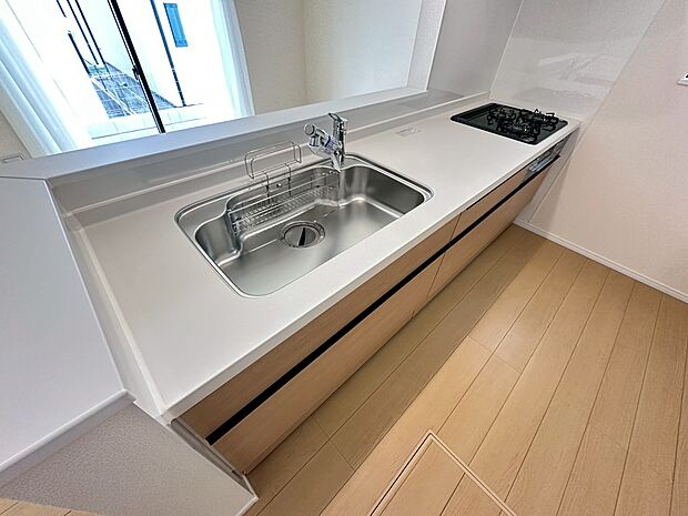 大きなお鍋やフライパンも洗いやすく、毎日の水仕事にも使いやすい設計。