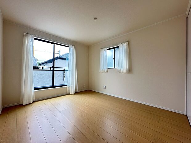 バルコニーに面した7帖の主寝室です。