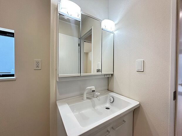 お手入れしやすい清潔感のある洗面台で気持ちよく身支度できます。