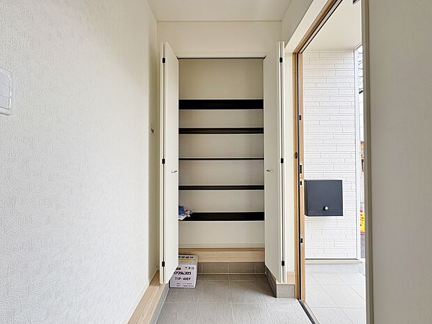 清潔感のあるシンプルな収納を備えた玄関。