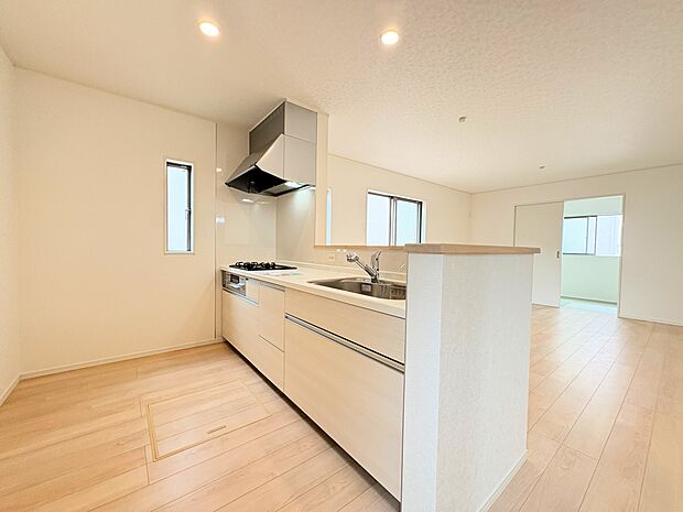 リビング全体を見渡せるよう対面式キッチンを採用しました。