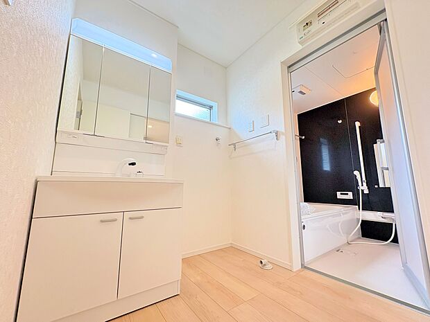 毎日使う場所だからこそ、明るく清潔感溢れる脱衣所に仕上げました。