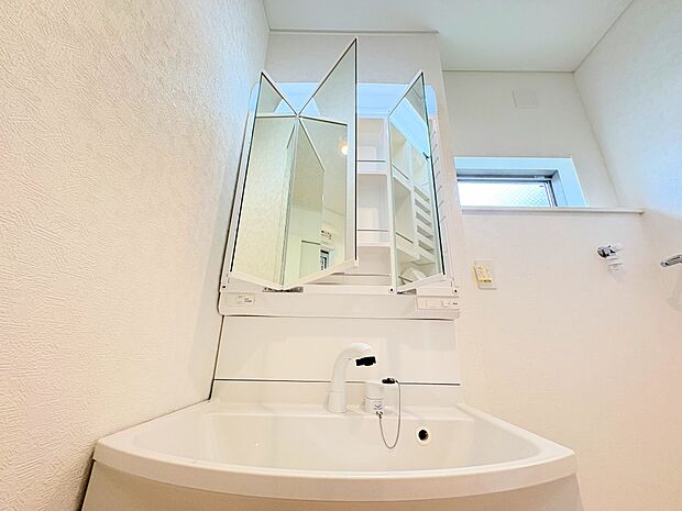 鏡の裏側には細かい物も収納でき、スッキリ片付いた洗面台に。