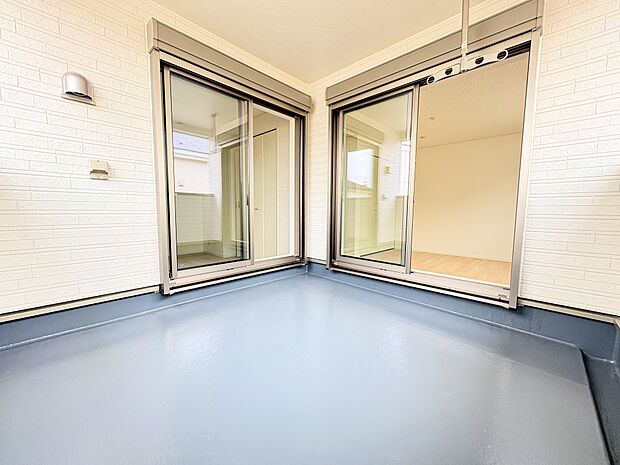 バルコニーからの明るい陽光がお部屋に差し込みます。