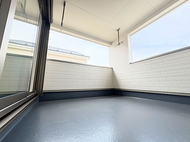 ちょっとした雨なら防げるインナーバルコニーは時間や天候に左右されずに洗濯物を干せます。