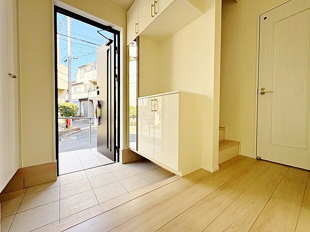 「行ってきます」と「ただいま」はこの玄関から始まります。