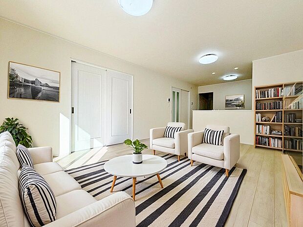 リビングと続き間洋室のある使い勝手の良い間取り。※現況写真にCG加工がされています。