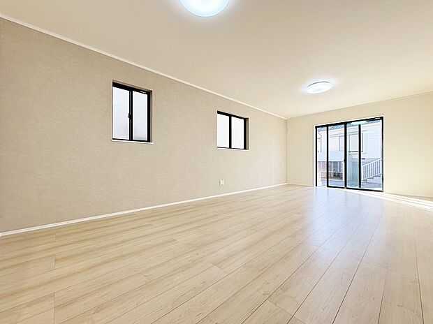 明るい日差しが注ぎ、心地よいリラックスタイムが過ごせそうです。