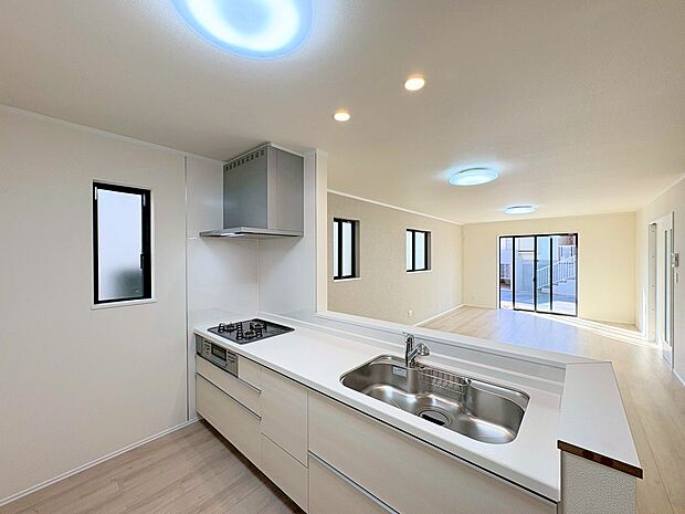 キッチンからリビング全体を見渡せます。