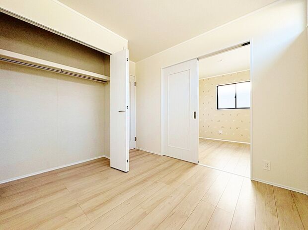 日々の疲れを癒すシンプルながらも洗練されたベッドルーム。