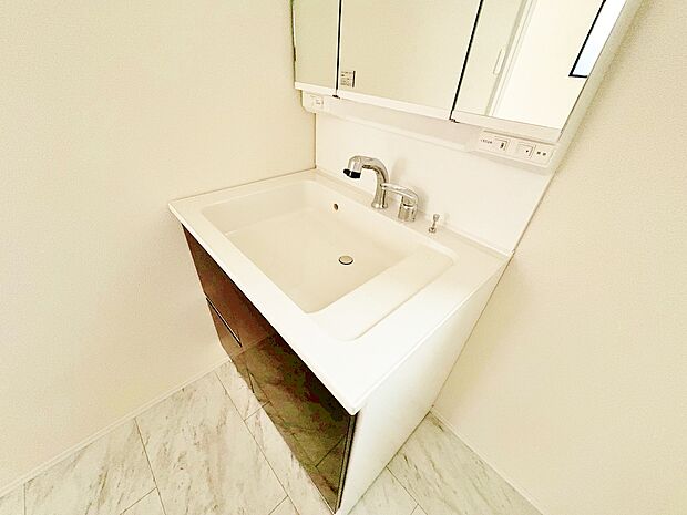 明るく清潔感のある洗面台は気持ちがいいですね。