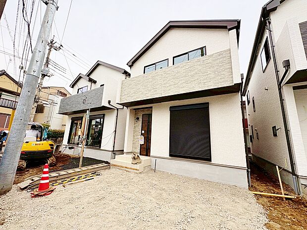 東浦和駅まで徒歩13分の立地です。洗練されたデザインの外観が街並みに彩りを演出します。(令和7年10月 撮影)