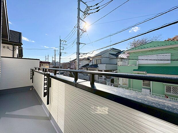 心地よい陽光や風を感じられるバルコニーを確保しました。