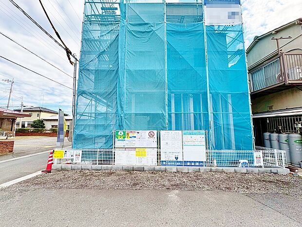 開放感のある角地に面した邸宅です。(令和7年10月 撮影)