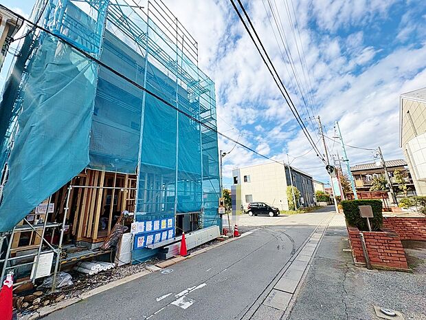 リビング横にはタタミコーナーを設けたゆとりある間取りです。(令和7年10月 撮影)