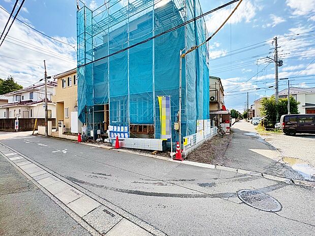 2階と3階にバルコニーを設け、洗濯物が多い日も安心です。(令和7年10月 撮影)