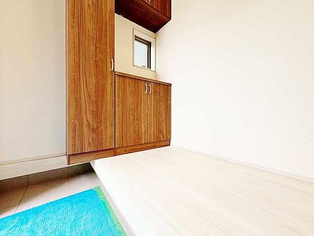 明るくコントラストのある、開放感と清潔感を兼ね備えた玄関。