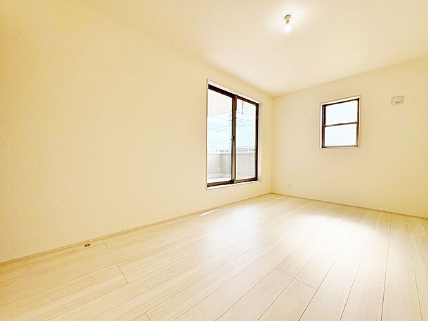 2階は全居室二面採光、6帖以上の間取りです。